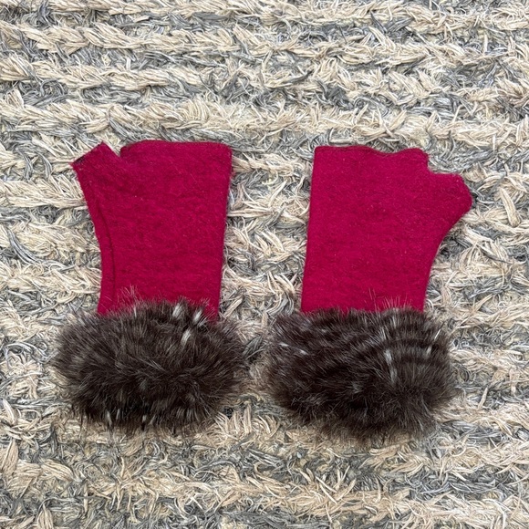 Lafenice Italian Pink Fingerless Wool Blend Gloves with Faux Fur Trim - Picture 2 of 8